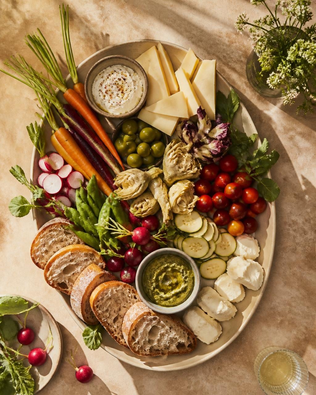 Sharing-Platte mit Gemüse, Käse und Brot